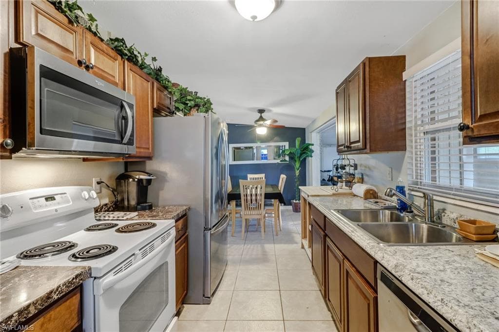 2140 Harbor LN-11