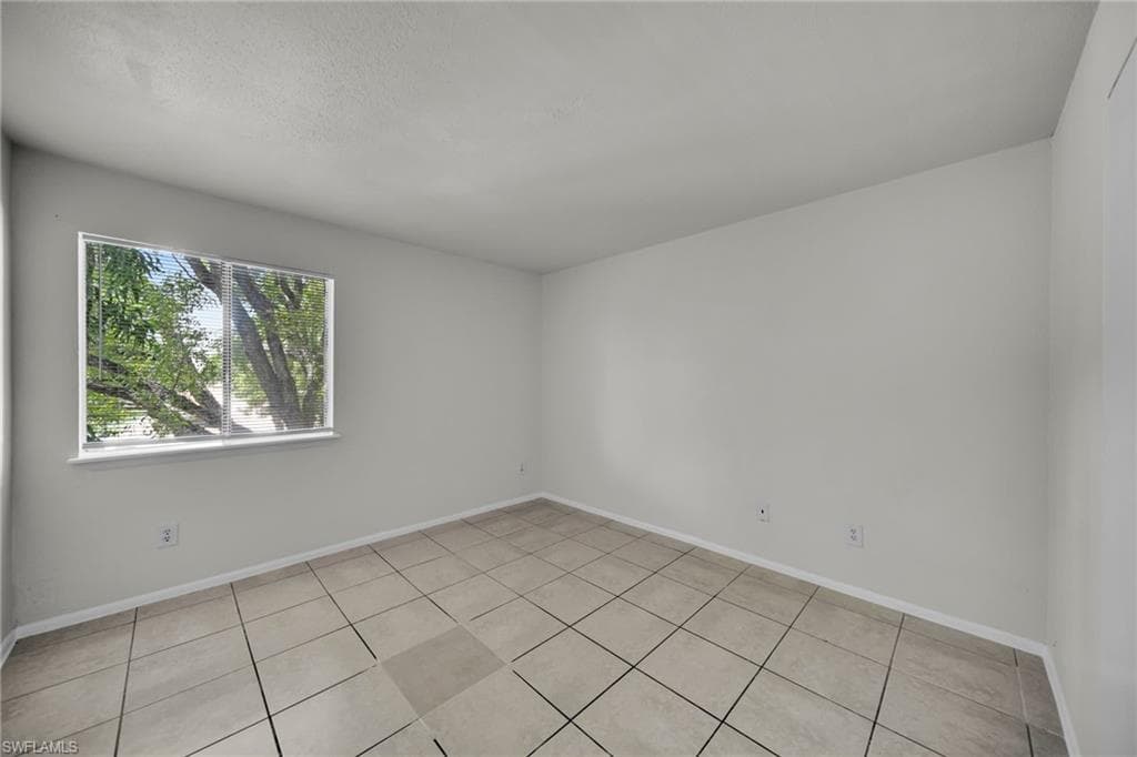 2885 Winkler AVE 612-15