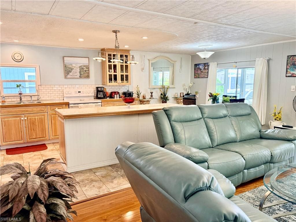2777 Indianwood DR-17