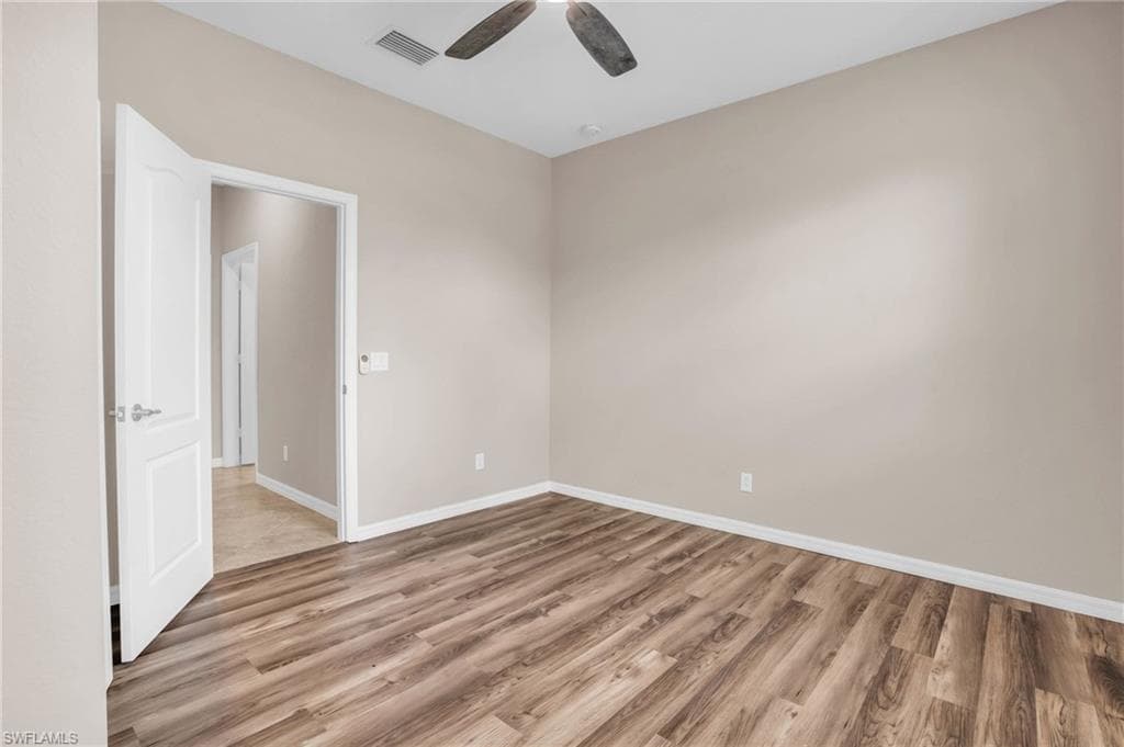 2061 Hamlin ST-11