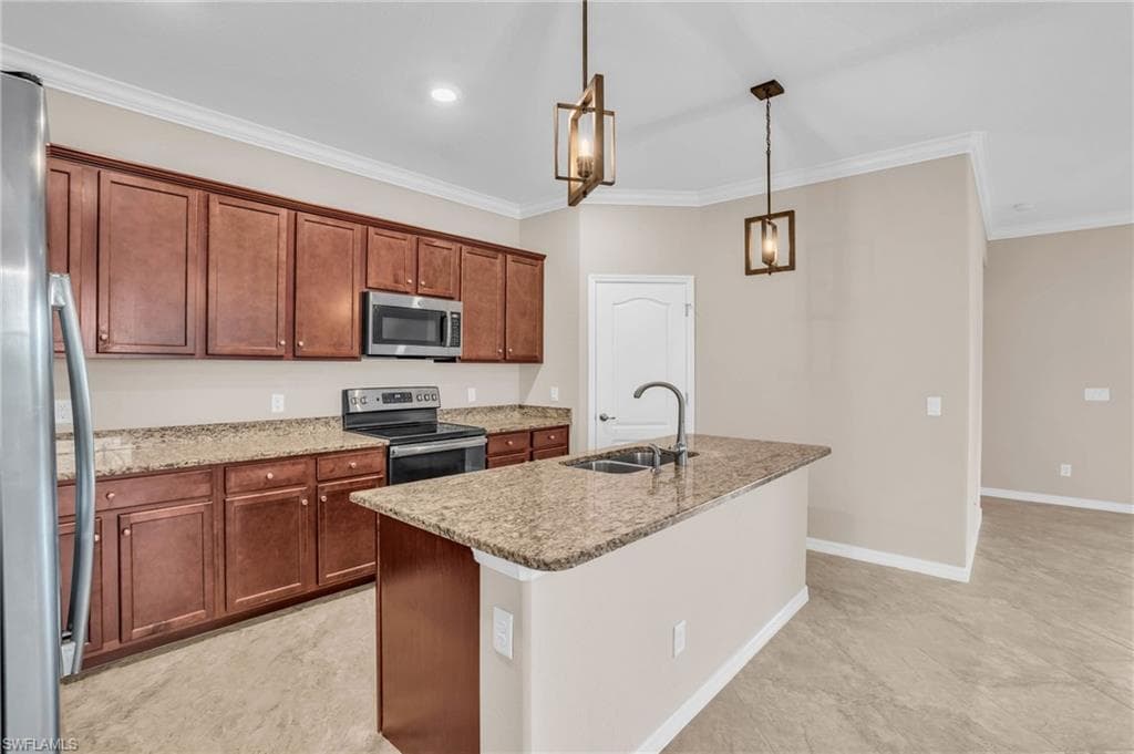 2061 Hamlin ST-4