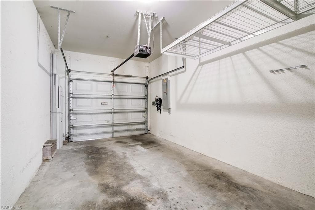 904 Hampton CIR-27