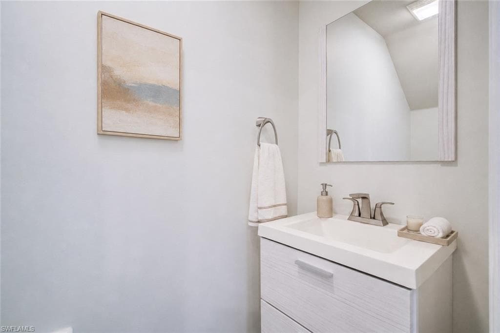 904 Hampton CIR-26