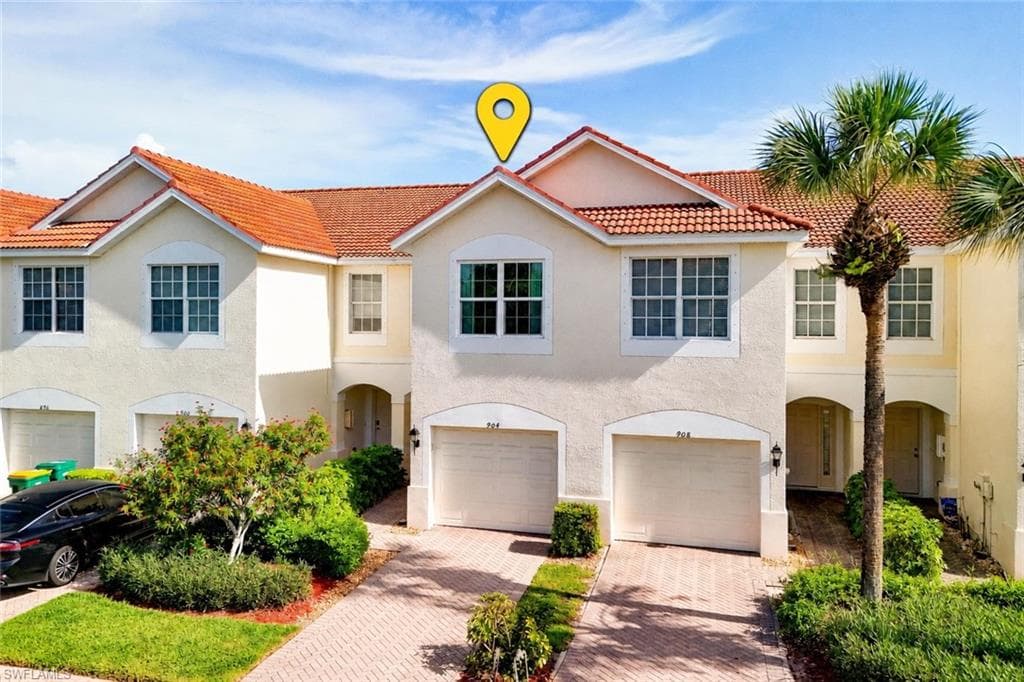 904 Hampton CIR-5