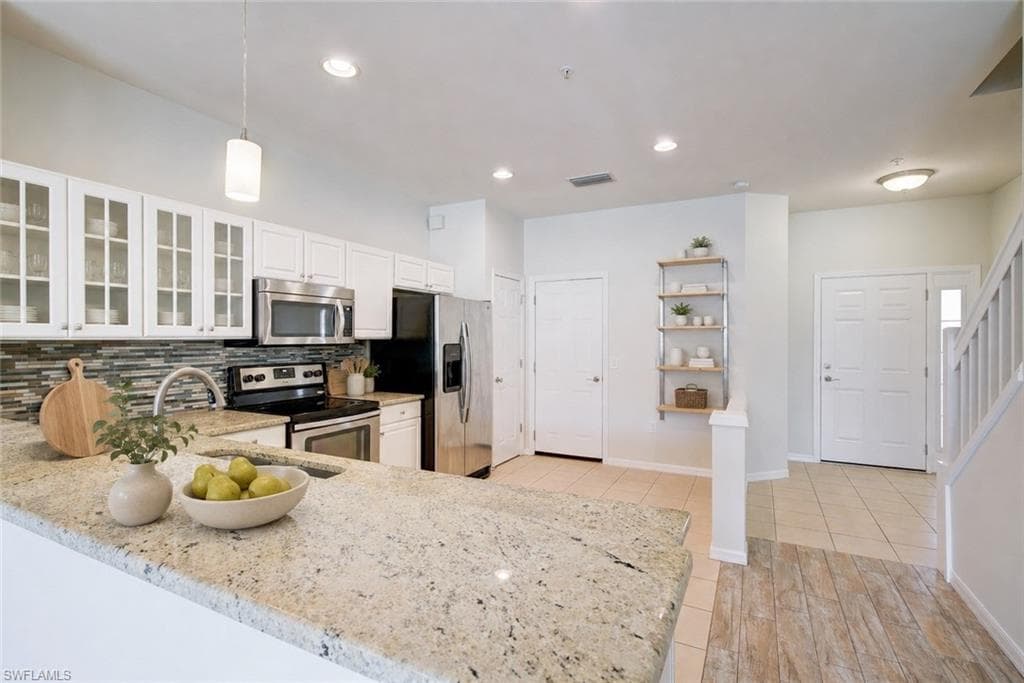 904 Hampton CIR-10