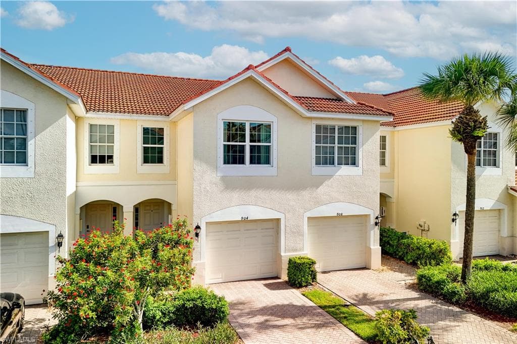 904 Hampton CIR-35