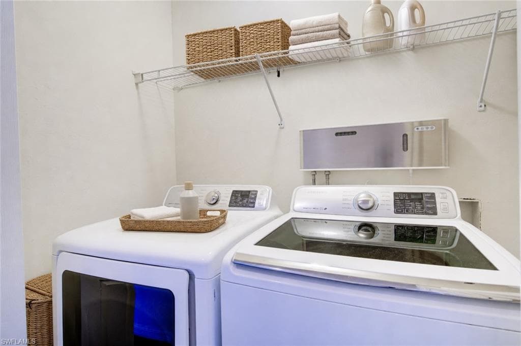 904 Hampton CIR-25