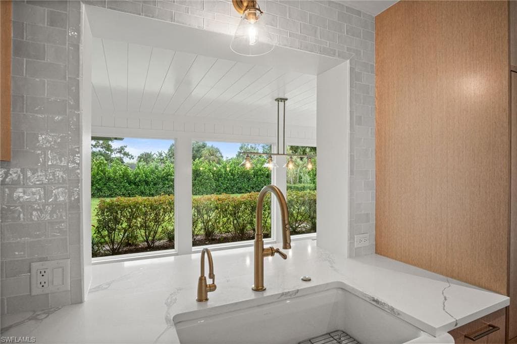 664 Pompano DR-16