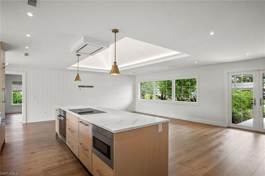 664 Pompano DR-9