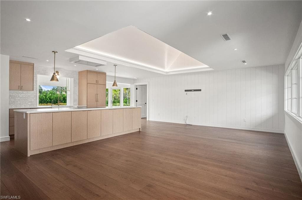 664 Pompano DR-10