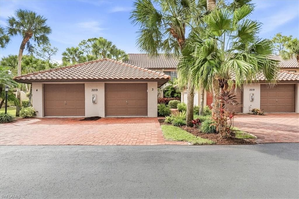 3219 Horse Carriage WAY 3-32