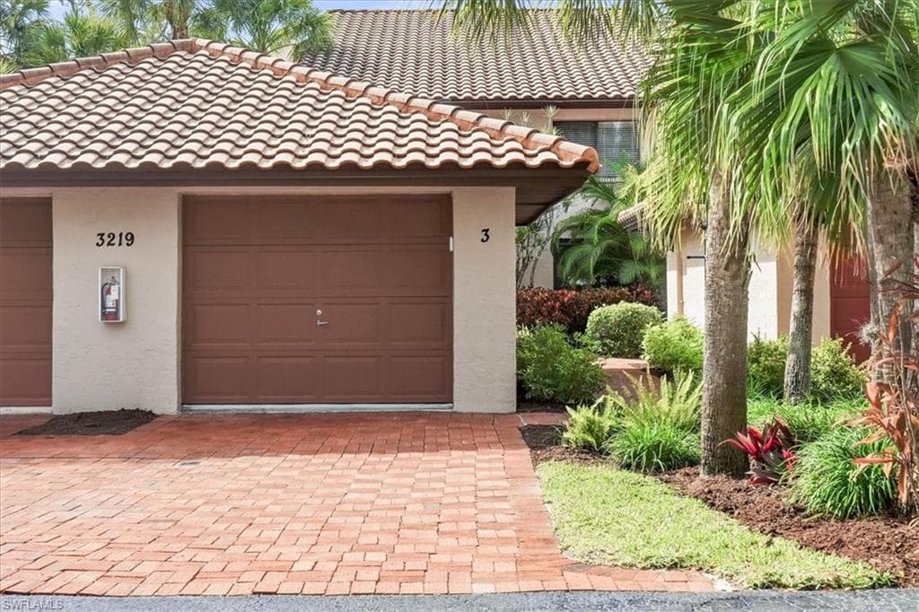 3219 Horse Carriage WAY 3-33
